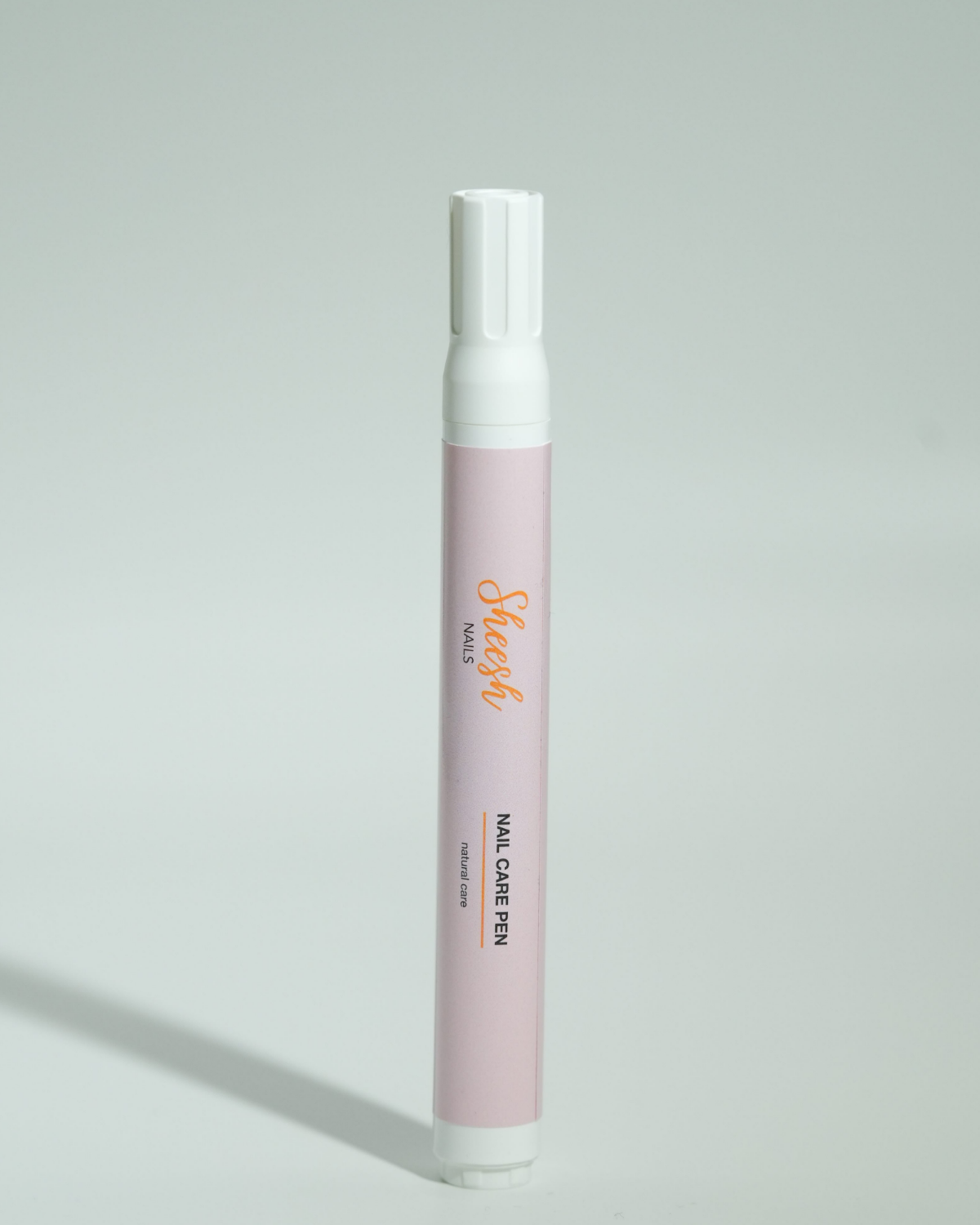 Produktfoto des Sheesh Nails Nail Care Pen. Der pflegende Nagelstift spendet Feuchtigkeit, stärkt die Nägel und pflegt die Nagelhaut mit natürlichen Ölen. Ideal für die tägliche Anwendung zur Pflege nach der Maniküre oder zwischendurch – für gesunde, gepflegte Nägel mit Glanz.