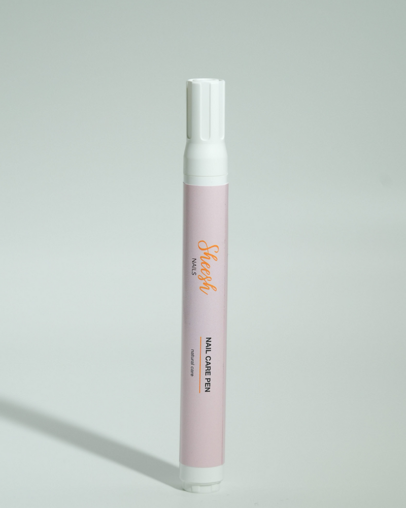 Produktfoto des Sheesh Nails Nail Care Pen. Der pflegende Nagelstift spendet Feuchtigkeit, stärkt die Nägel und pflegt die Nagelhaut mit natürlichen Ölen. Ideal für die tägliche Anwendung zur Pflege nach der Maniküre oder zwischendurch – für gesunde, gepflegte Nägel mit Glanz.