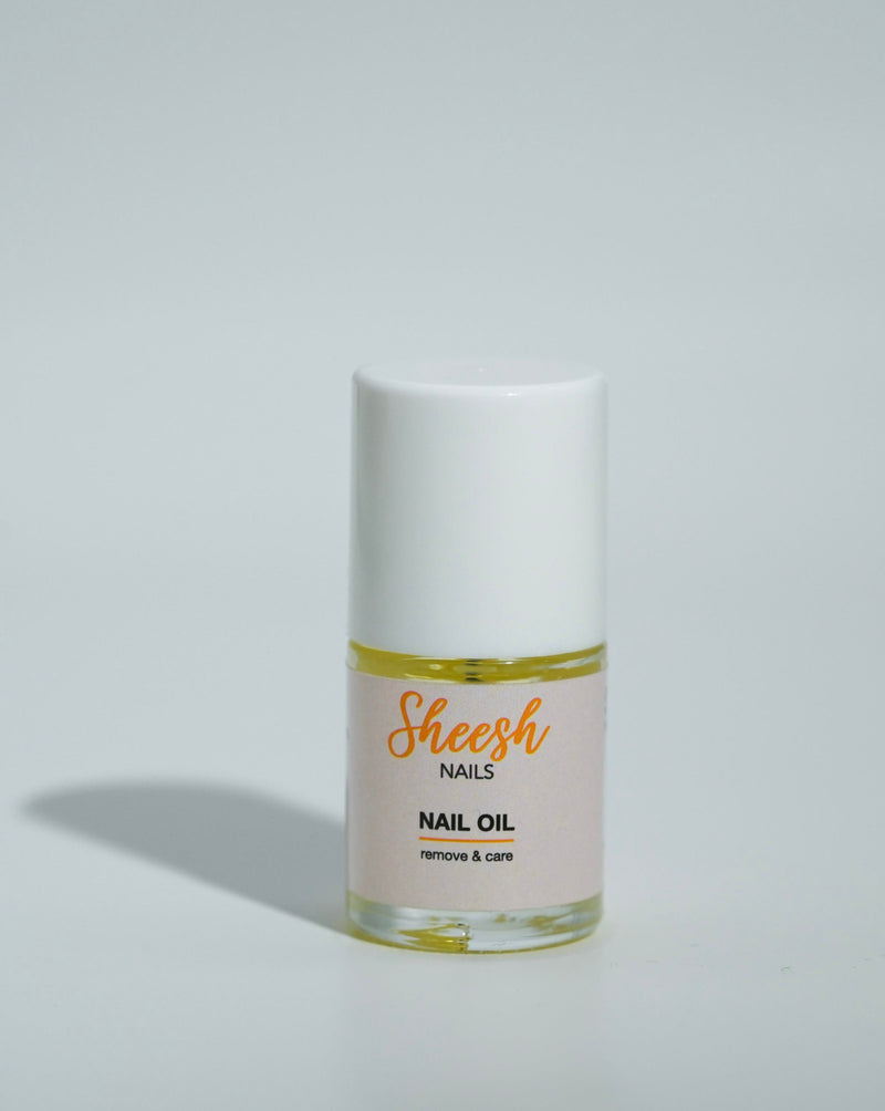 Produktfoto des Sheesh Nails Nail Oil „Remove & Care“. Das pflegende Nagelöl spendet Feuchtigkeit und pflegt Nägel und Nagelhaut mit natürlichen Inhaltsstoffen. Ideal zur Anwendung nach der Maniküre oder zur täglichen Pflege – für geschmeidige, gesunde Nägel mit Glanz.