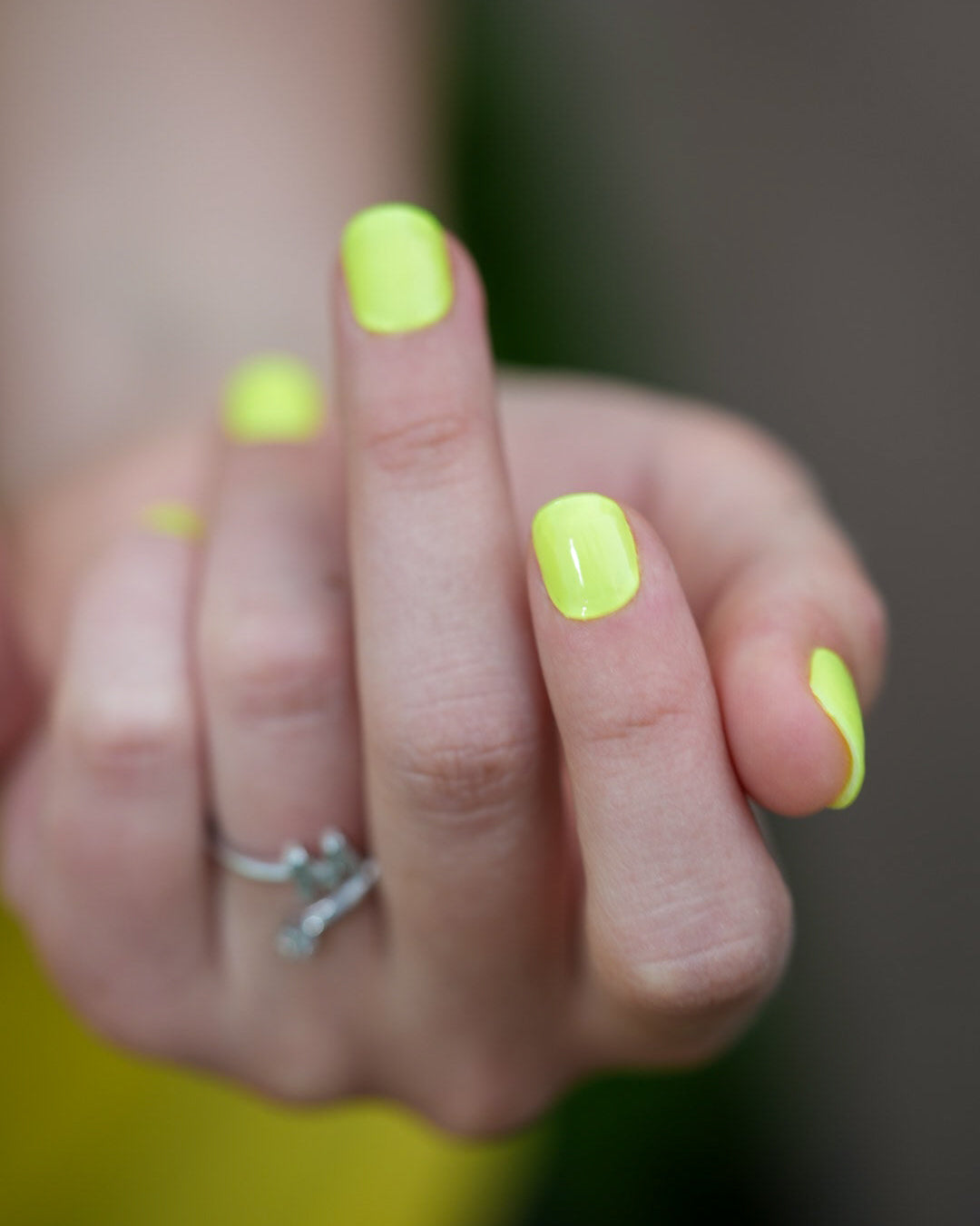 Nahaufnahme einer Hand mit den Sheesh Nails UV-Nagelfolien „Neon Lights“. Die Folien leuchten in intensivem, fluoreszierendem Gelb und sorgen für einen auffälligen, modernen Look. Das kräftige Neon-Finish bringt Sommerstimmung und Energie in jedes Outfit – ideal für Festivals, sonnige Tage oder mutige Nail-Styles mit Wow-Effekt.