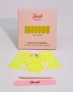 Produktaufnahme der Sheesh Nails UV-Nagelfolie „Neon Nights“. Die Folien leuchten in intensivem Neongelb und strahlen pure Sommerenergie aus. Das kräftige, leuchtende Finish sorgt für einen auffälligen und modernen Look – ideal für Festival-Styles, Urlaub oder trendige Sommermaniküren. Die Verpackung und das Zubehör unterstreichen die hochwertige, salonähnliche Qualität.