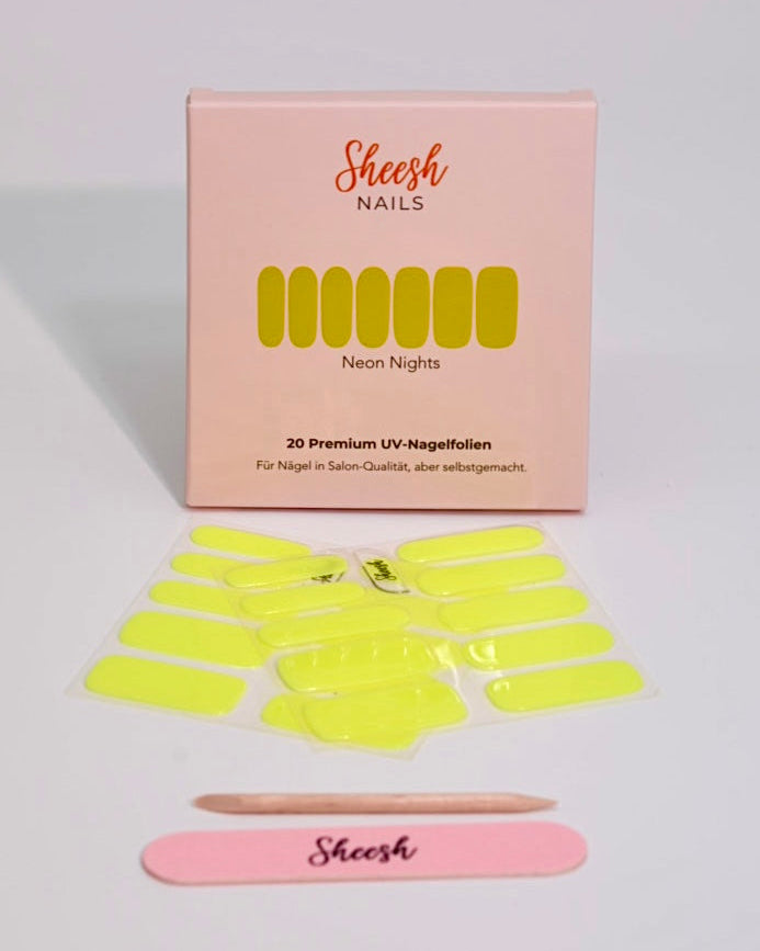 Produktaufnahme der Sheesh Nails UV-Nagelfolie „Neon Nights“. Die Folien leuchten in intensivem Neongelb und strahlen pure Sommerenergie aus. Das kräftige, leuchtende Finish sorgt für einen auffälligen und modernen Look – ideal für Festival-Styles, Urlaub oder trendige Sommermaniküren. Die Verpackung und das Zubehör unterstreichen die hochwertige, salonähnliche Qualität.