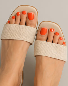 Nahaufnahme gepflegter Füße mit der Sheesh Nails Pedi UV-Nagelfolie „Blood Orange Mimosa“. Die kräftig korallrote Farbe leuchtet intensiv und wirkt frisch, modern und sommerlich. Der elegante Glanz der Folien betont die gepflegte Pediküre und verleiht einen hochwertigen Salon-Look – ideal für sonnige Tage und farbenfrohe Outfits.