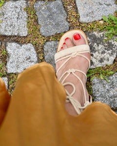 Sommerliche Aufnahme einer Frau mit rotem Nagellack von Sheesh Nails Pedi UV-Nagelfolien „Lifeguard“. Die leuchtend roten Fußnägel strahlen mit glänzendem Finish und setzen einen frischen, selbstbewussten Akzent. Der Look wirkt elegant und lebendig – ideal für warme Tage, offene Schuhe und gepflegte Sommer-Outfits.