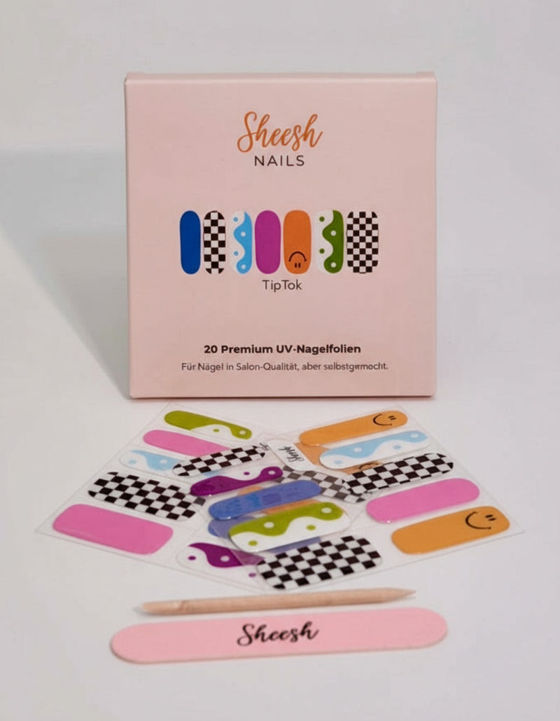 Produktaufnahme der Sheesh Nails UV-Nagelfolie „TipTok“. Das Set kombiniert bunte, verspielte Designs in kräftigen Farben wie Pink, Grün, Blau und Orange mit kontrastreichen Mustern in Schwarz-Weiß. Die moderne Verpackung und das beigefügte Zubehör unterstreichen den trendbewussten Stil – ideal für kreative Nail-Looks mit Retro-Vibe und Statement-Charakter.

