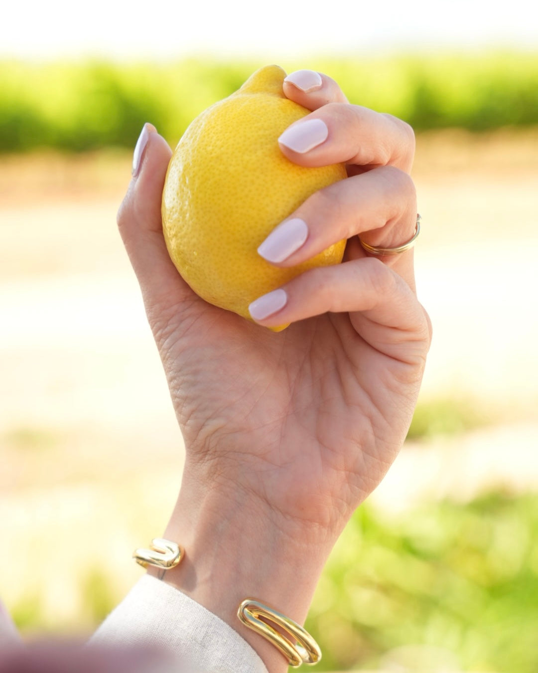 Sheesh Nails UV-Nagelfolie „Dirty Lavender“ besticht durch ihren modernen, leicht graustichigen Lavendelton mit softem Glanzfinish. Der dezente, kühle Farbton wirkt edel, clean und gleichzeitig trendbewusst – perfekt für minimalistische Looks, elegante Alltagsstyles oder dezente Abend-Maniküren. Die hochwertige UV-Folie sorgt für eine makellose, langlebige Oberfläche in Salonqualität.