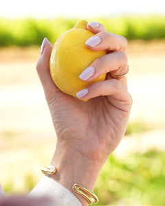 Sheesh Nails UV-Nagelfolie „Dirty Lavender“ besticht durch ihren modernen, leicht graustichigen Lavendelton mit softem Glanzfinish. Der dezente, kühle Farbton wirkt edel, clean und gleichzeitig trendbewusst – perfekt für minimalistische Looks, elegante Alltagsstyles oder dezente Abend-Maniküren. Die hochwertige UV-Folie sorgt für eine makellose, langlebige Oberfläche in Salonqualität.