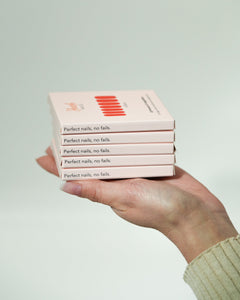 Produktfoto eines 5er-Recharge-Sets der Sheesh Nails UV-Nagelfolien. Eine Hand hält fünf gestapelte Verpackungen mit der Aufschrift „Perfect nails, no fails“. Das Bild vermittelt Qualität und Professionalität – ideal zur Präsentation von Nachfüllsets oder Produktbündeln im Sortiment.