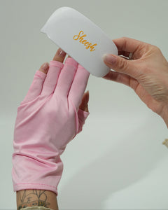Sheesh Nails UV-Schutz Handschuhe in zartem Rosa schützen die Hände zuverlässig vor UV-Licht während der Nagelmodellage oder beim Aushärten unter der UV-Lampe. Das hochwertige, atmungsaktive Material sorgt für ein angenehmes Tragegefühl und verhindert Hautalterung durch UV-Strahlung. Ideal für professionelle Nagelstudios oder die sichere Maniküre zu Hause – stilvoll, funktional und im typischen Sheesh Nails Look.