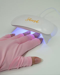 Sheesh Nails UV-Schutz Handschuhe in zartem Rosa schützen die Hände zuverlässig vor UV-Licht während der Nagelmodellage oder beim Aushärten unter der UV-Lampe. Das hochwertige, atmungsaktive Material sorgt für ein angenehmes Tragegefühl und verhindert Hautalterung durch UV-Strahlung. Ideal für professionelle Nagelstudios oder die sichere Maniküre zu Hause – stilvoll, funktional und im typischen Sheesh Nails Look.