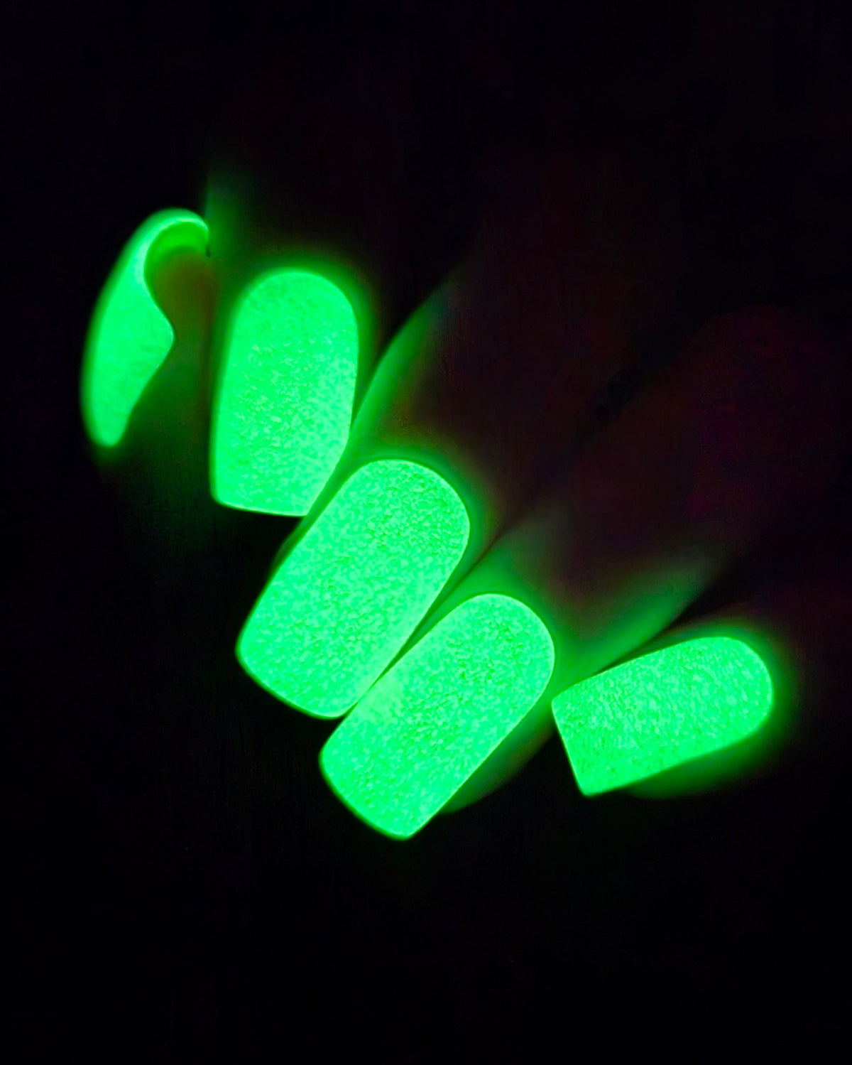 SHEESH Nails – Neon Nights – UV-Nagelfolien in Neon-Gelb, Bild 04: im Dunkeln – leuchtend gelbe Nagelfolien mit intensivem Glow-Effekt, fluoreszierend im….