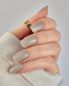 SHEESH Nails – Rocky Beach – UV-Nagelfolien in warmem Sandbeige, Bild 02: sanft sandfarbene Nagelfolien mit cremigem Finish und minimalistischer Eleganz.