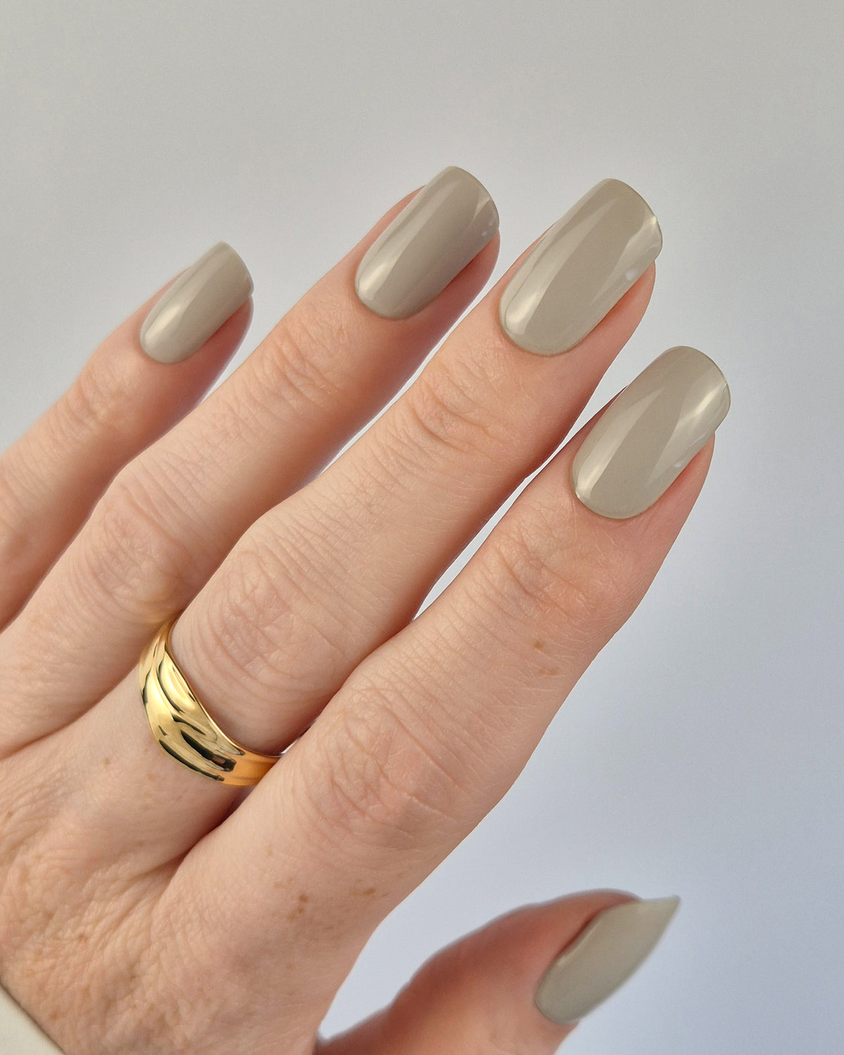 SHEESH Nails – Rocky Beach – UV-Nagelfolien in warmem Sandbeige, Bild 03: sanft sandfarbene Nagelfolien mit cremigem Finish und minimalistischer Eleganz.