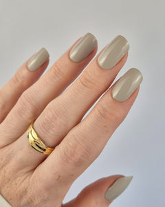 SHEESH Nails – Rocky Beach – UV-Nagelfolien in warmem Sandbeige, Bild 03: sanft sandfarbene Nagelfolien mit cremigem Finish und minimalistischer Eleganz.