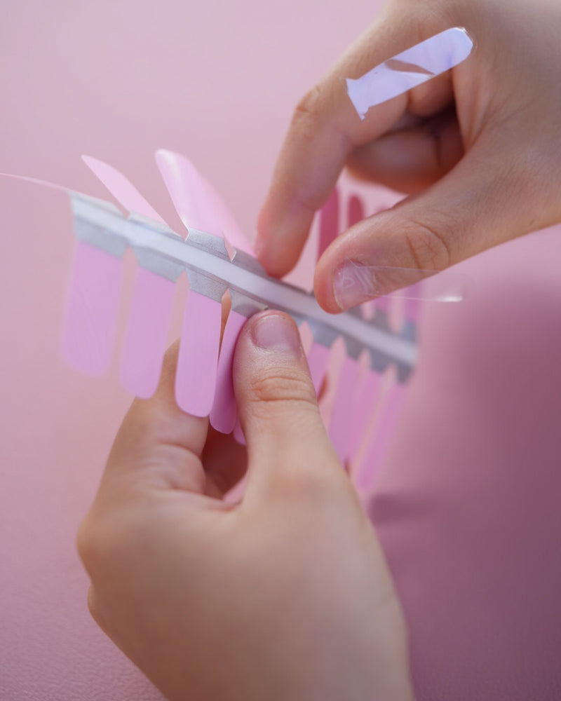 SHEESH Nails – Rosé | Kinder-Nagelfolien, Bild 06: Kinder-Nagelfolien in Rosa – Kind entfernt selbstklebende Nagelfolie vom Trägerbogen, einfache Anwendung….