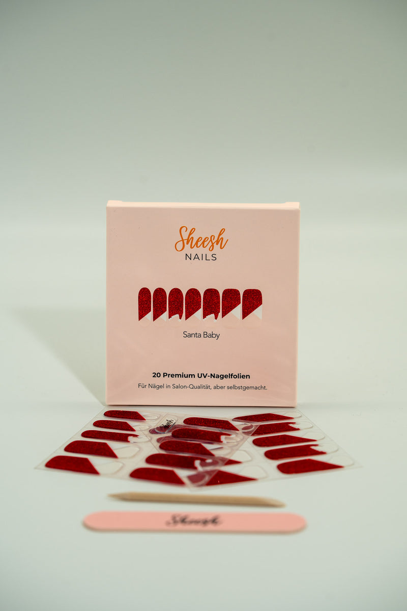 SHEESH Nails – Santa Baby – UV-Nagelfolien in Glitzer-Rot, Bild 04: Rote Glitzer-Nagelfolien mit weißen Santa-Details – festliches Nail-Design für….