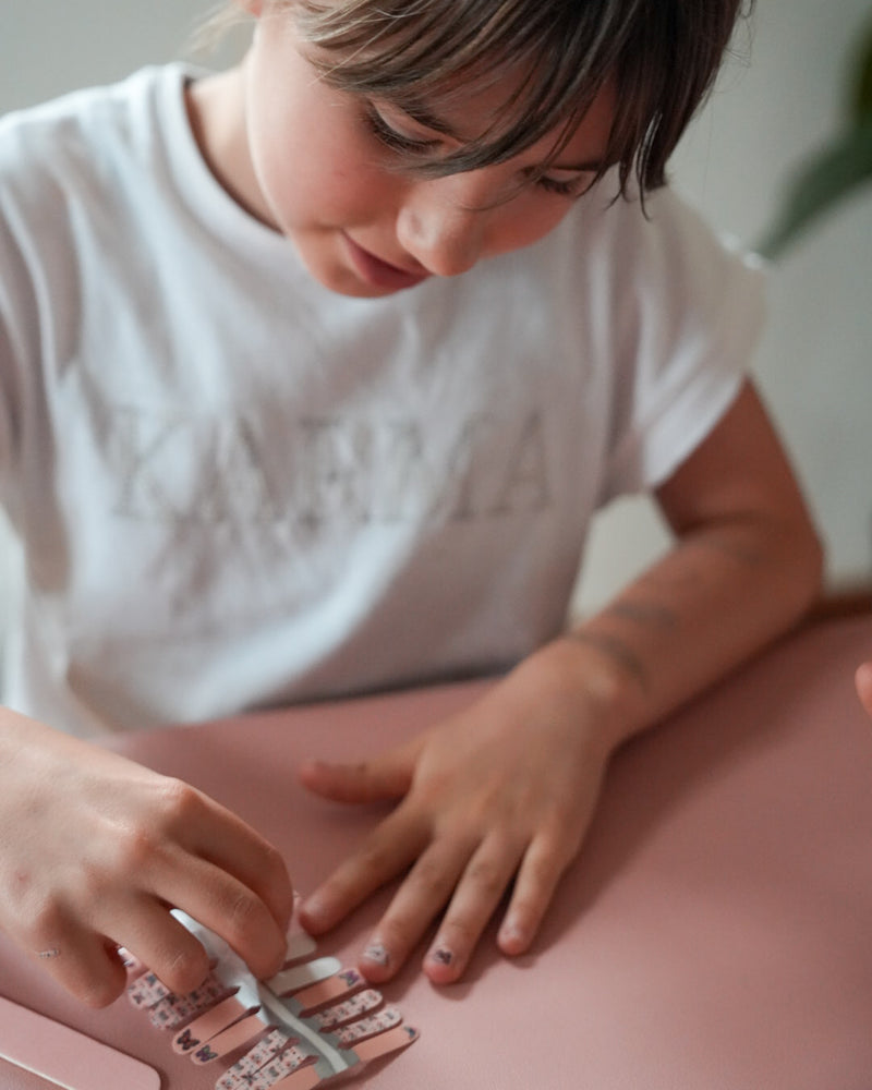 SHEESH Nails – Schmetterling | Kinder-Nagelfolien, Bild 05: Nahaufnahme einer Kinderhand mit den Kinder-Nagelfolien „Schmetterling“.