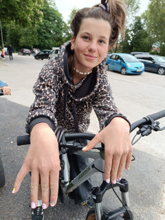 SHEESH Nails – Smiley | Kinder-Nagelfolien, Bild 10: Nahaufnahme eines Kindes mit Kinder-Nagelfolien „Smiley“.