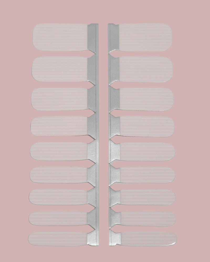 SHEESH Nails – Stripe, Bild 03: Kinder-Nagelfolie Stripe mit zartrosa-weißen Streifen auf Trägerfolie.