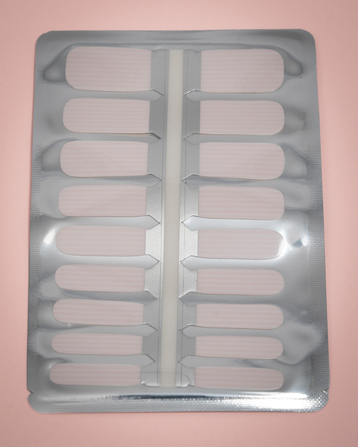 SHEESH Nails – Stripe, Bild 04: Kinder-Nagelfolie Stripe mit zartrosa-weißen Streifen auf Trägerfolie.