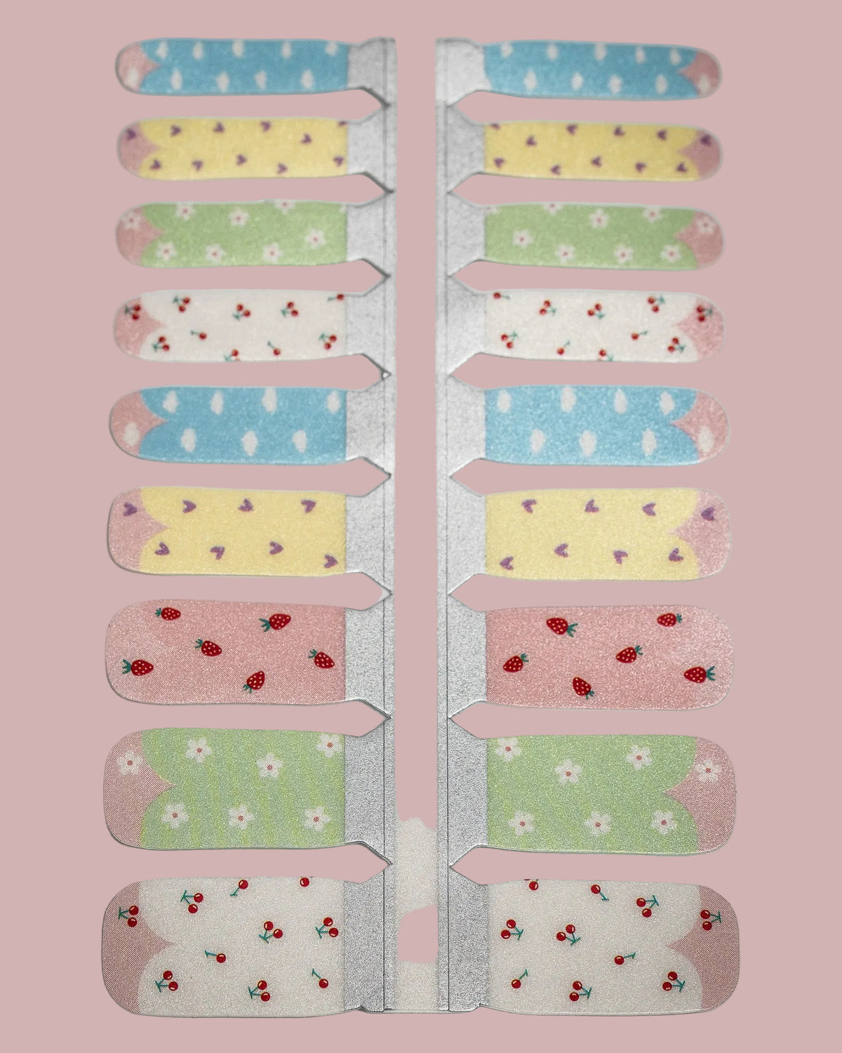 SHEESH Nails – Taylor, Bild 04: Kinder-Nagelfolie Taylor mit bunten Motiven in geöffneter Folienverpackung.