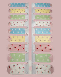 SHEESH Nails – Taylor, Bild 04: Kinder-Nagelfolie Taylor mit bunten Motiven in geöffneter Folienverpackung.