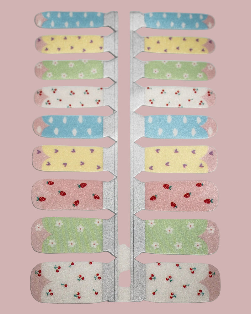 SHEESH Nails – Taylor, Bild 04: Kinder-Nagelfolie Taylor mit bunten Motiven in geöffneter Folienverpackung.