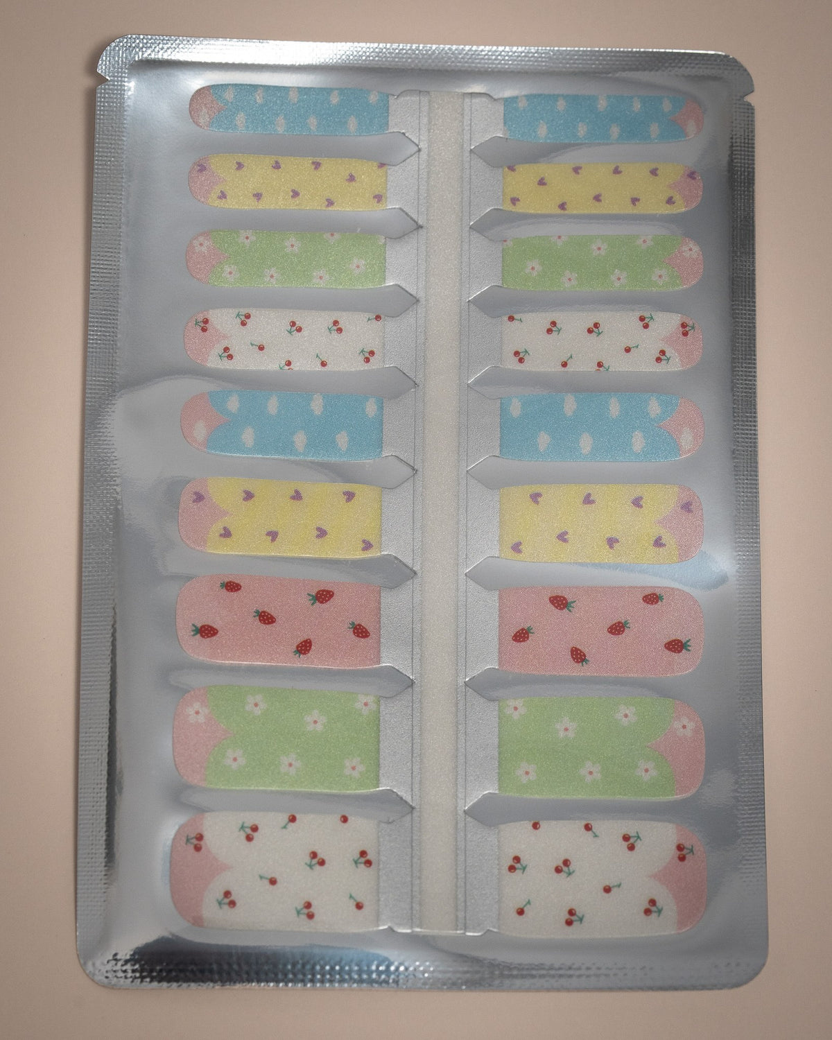 SHEESH Nails – Taylor, Bild 05: Kinder-Nagelfolie Taylor mit bunten Erdbeer-, Kirsch-, Herz-, Wolken- und Blumenmotiven auf Trägerfolie.