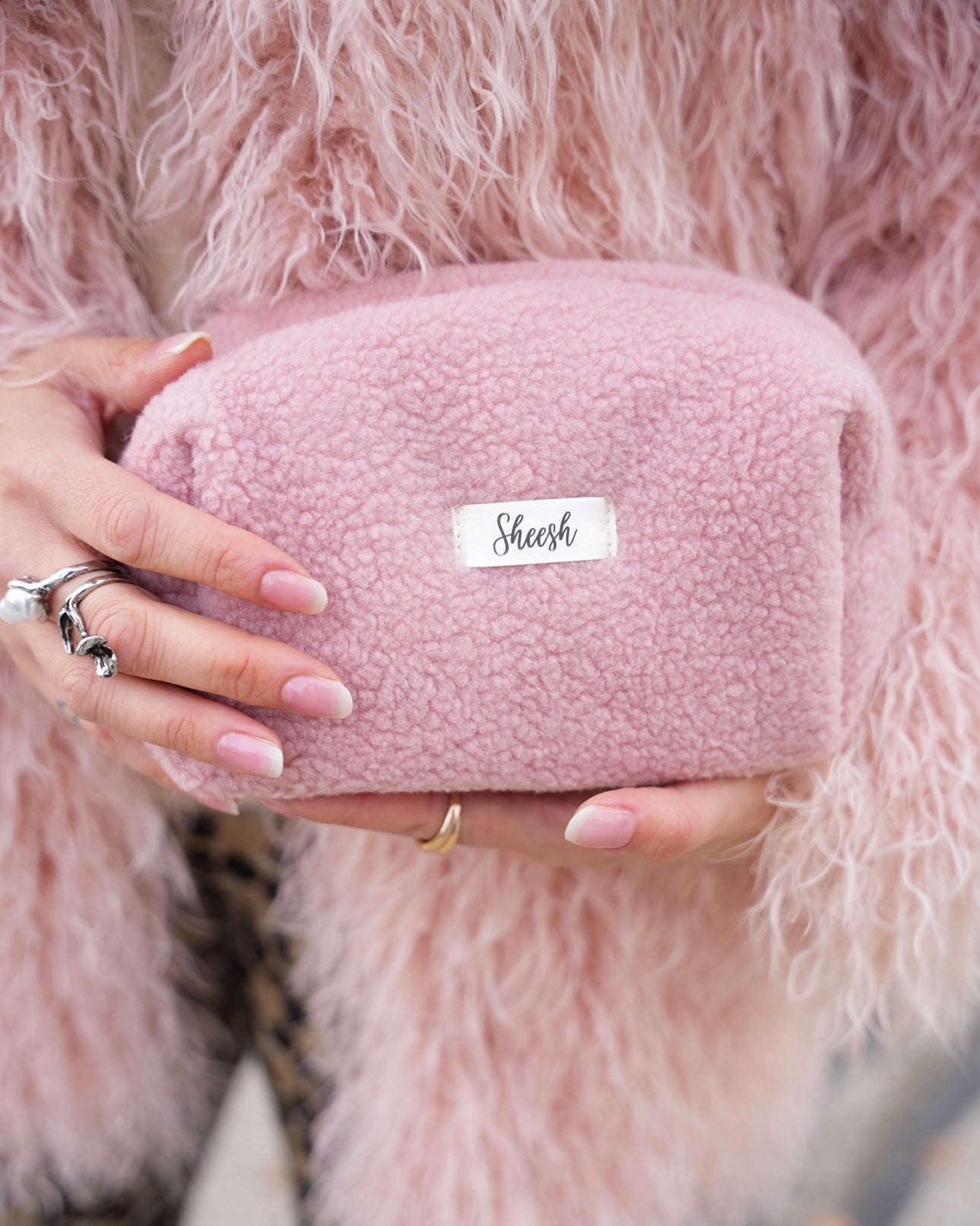 Unsere flauschige Teddytasche ist das Herzstück des Sheesh Weihnachtsgeschenke-Sets – weich, stylisch und perfekt, um deine Nagelfolien und Tools sicher aufzubewahren. Der zarte Rosaton macht sie zum süßesten Beauty-Begleiter der Saison – ob für unterwegs oder als Geschenkidee mit Kuschelfaktor. Auch einzeln erhältlich.