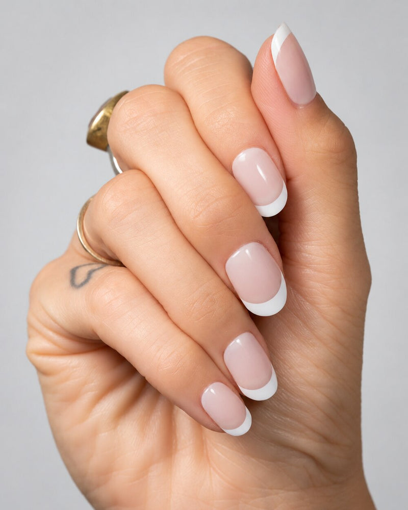 SHEESH Nails – Timeless UV-Nagelfolien, Bild 03: getragene Milky-French-Maniküre mit breiter weißer Spitze.