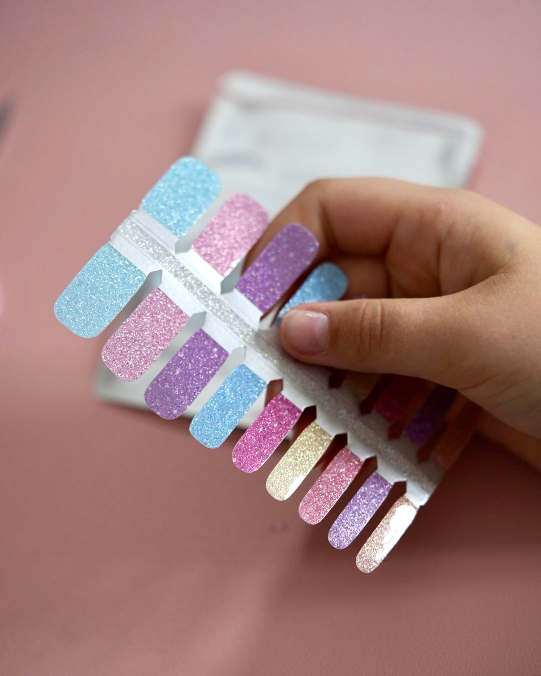 SHEESH Nails – Twinkle | Kinder-Nagelfolien, Bild 01: Hand mit Kinderfolie Twinkie für die Nägel.
