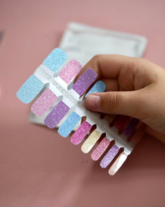 SHEESH Nails – Twinkle | Kinder-Nagelfolien, Bild 01: Hand mit Kinderfolie Twinkie für die Nägel.