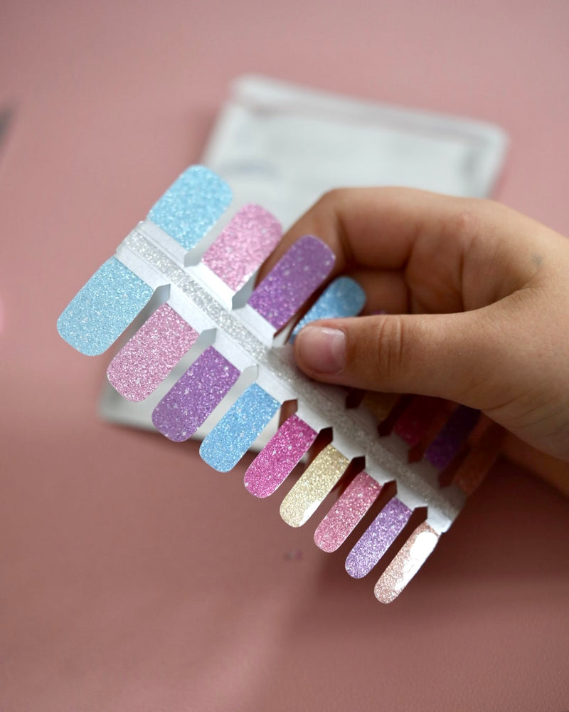SHEESH Nails – Twinkle | Kinder-Nagelfolien, Bild 01: Hand mit Kinderfolie Twinkie für die Nägel.
