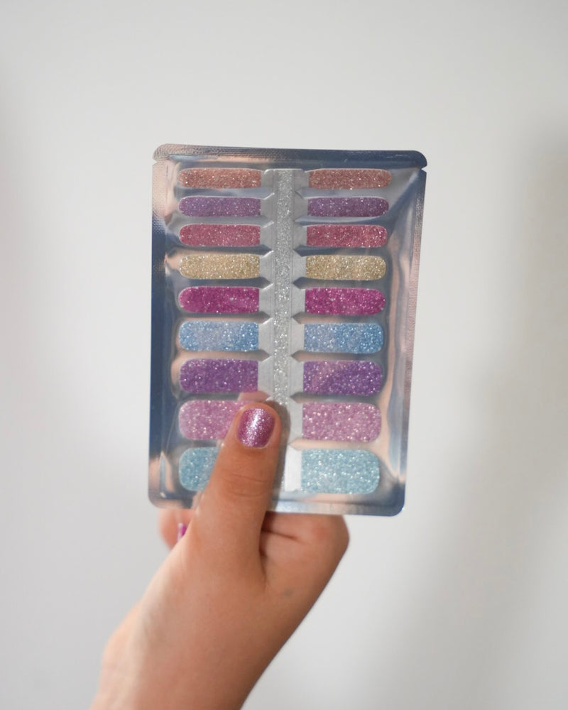 SHEESH Nails – Twinkle | Kinder-Nagelfolien, Bild 03: Sheesh Kindernagelfolie Twinkle wird von einer Hand gehalten.