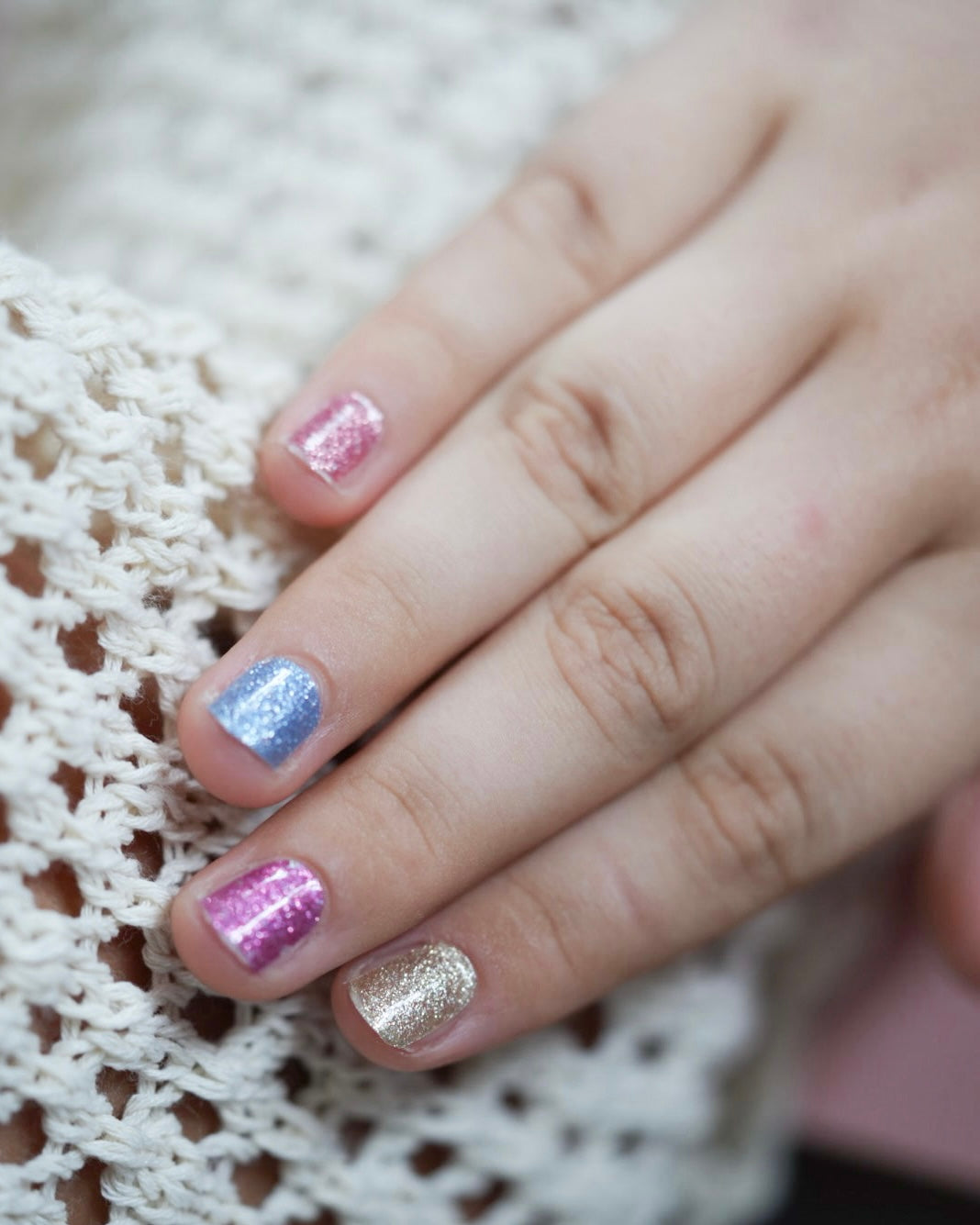 SHEESH Nails – Twinkle | Kinder-Nagelfolien, Bild 05: Sheesh Kindernagelfolie Twinkle an einer Kinderhand.